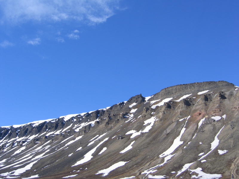 Mineneingang im Hang ueber Longyearbyen